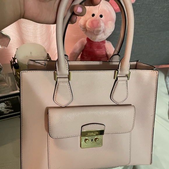 Light pink but depending on light gives a different shades of pink - Picture 3 of 3